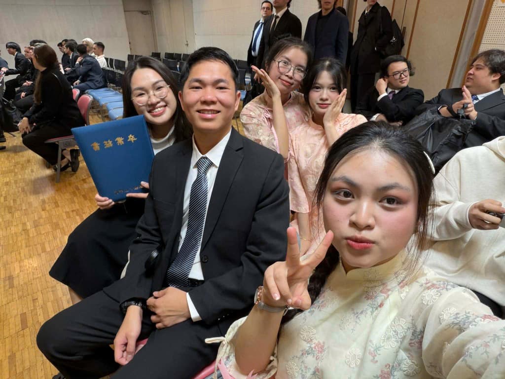 Học viên MANABI vui mừng nhận bằng tốt nghiệp